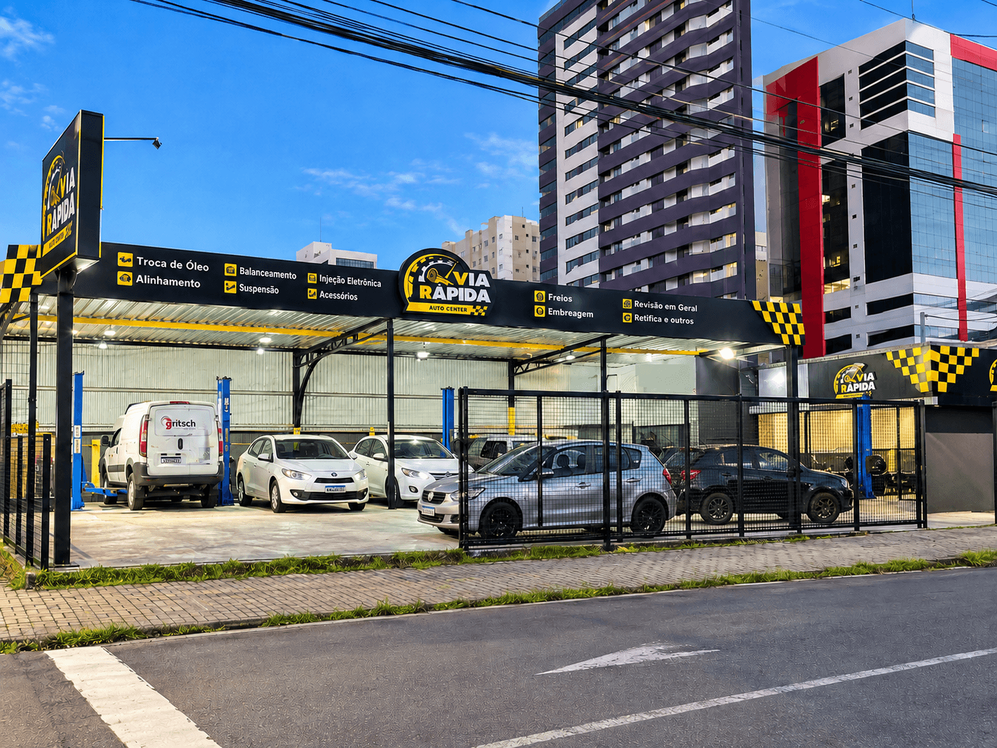 Fachada da Via Rápida Auto Center vista da rua